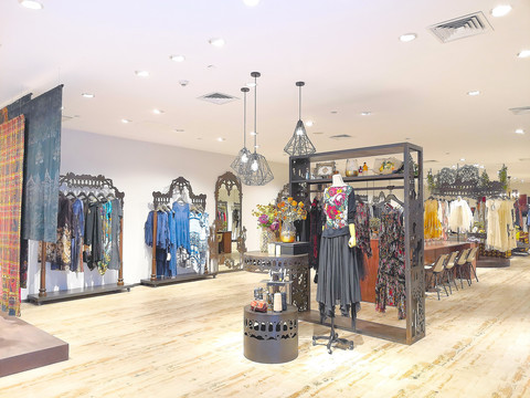 竖纹风尚 女装零售市场的风格解析与营销策略